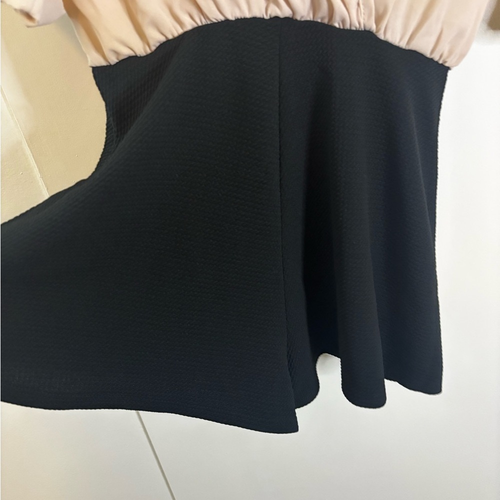Chic Two-Tone V-Neck Romper - Picture 9 of 10